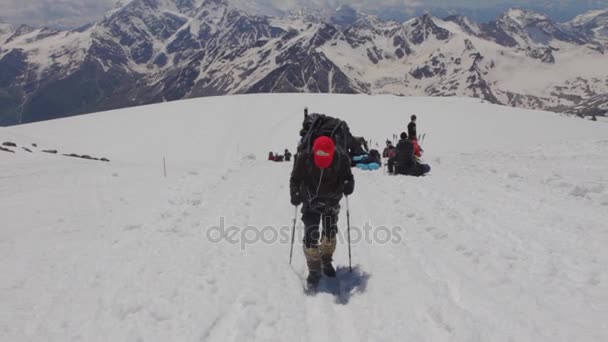 2014 07 mount Elbrus, Ryssland: klättra till toppen av Elbrus — Stockvideo