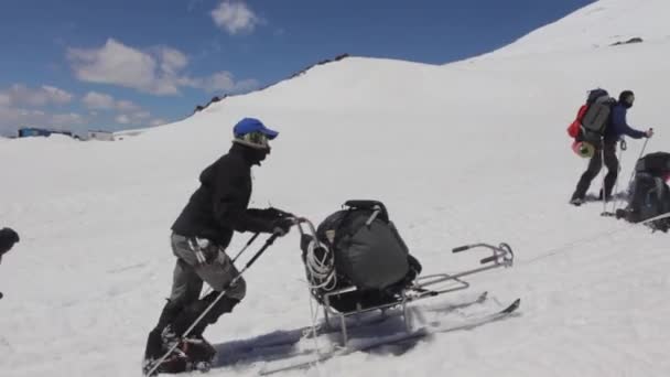 2014 07 Elbrusz, Oroszország: mászni a tetejére Elbrus — Stock videók