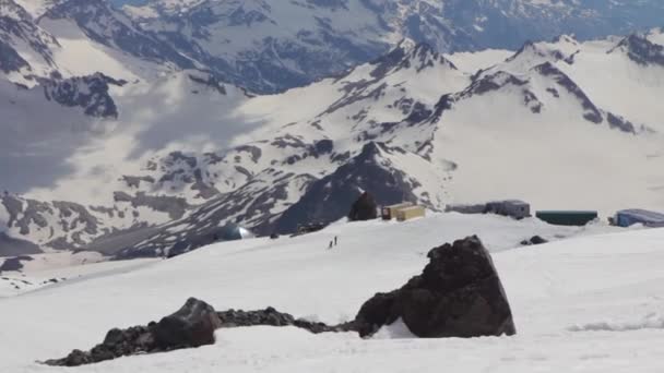 Snowy i opuszczony zboczach Mount Elbrus — Wideo stockowe