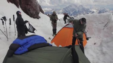 2014 Elbruz Dağı, Rusya: barınak 11 istasyonunda birkaç çadır