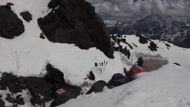 2014 mount Elbrus, Rosja: kilka namiotów na stacji schronienie 11 — Wideo stockowe