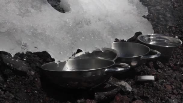 La nieve derrite llenando los platos con agua — Vídeos de Stock