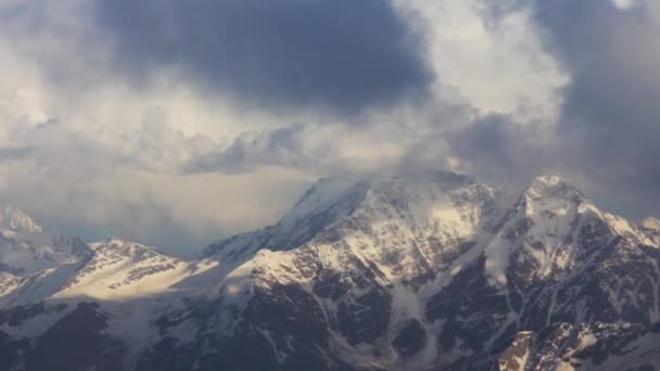 Снежные и пустынные склоны Эльбруса — стоковое видео