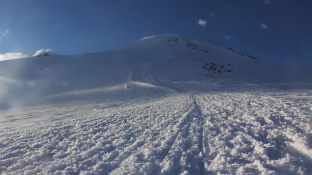 Cuestas nevadas y desiertas del Monte Elbrus — Vídeo de stock
