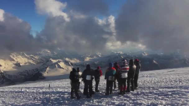 2014 07 Elbrusz, Oroszország: mászni a tetejére Elbrus — Stock videók