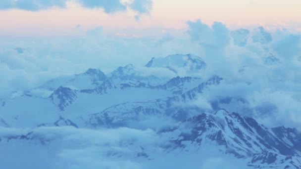 Opuštěné a zasněžené svahy Mount Elbrus při západu slunce — Stock video