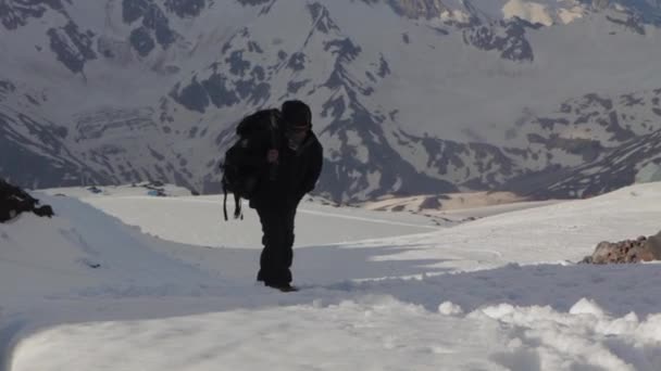 2014 07 エルブルス山、ロシア: エルブラス山の頂上に登る — ストック動画