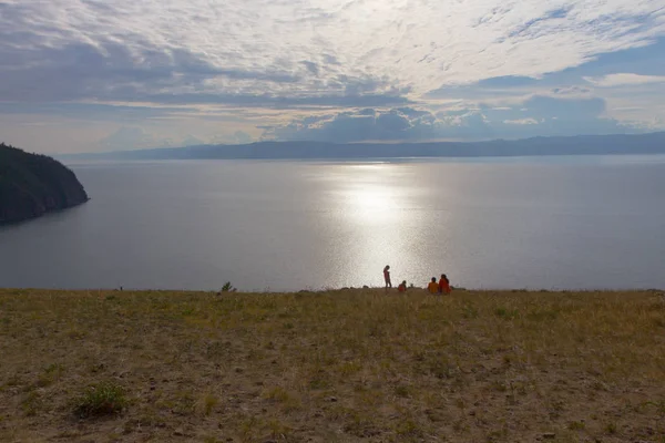 Keluarga muda melihat dari pulau Olkhon di Danau Baikal — Stok Foto