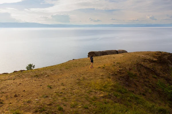 Gadis muda berjalan di pulau Olkhon di Danau Baikal — Stok Foto