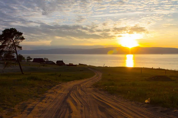 Matahari terbenam di pulau Olkhon di Danau Baikal — Stok Foto