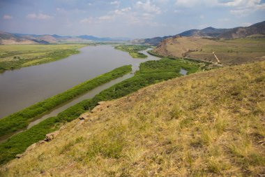 Sibirya 'da dağlar, orman ve nehir ile peyzaj