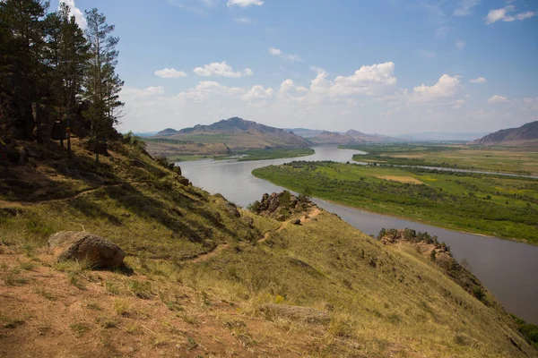 Lansekap dengan pegunungan, hutan dan sungai di Siberia — Stok Foto