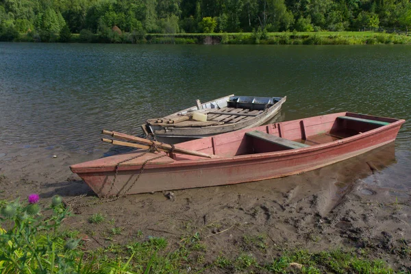 Lodě jsou kotvíti na břehu řeky — Stock fotografie