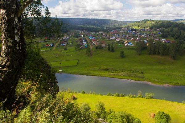 Utsikt över den ryska landsbygden på sommaren — Stockfoto