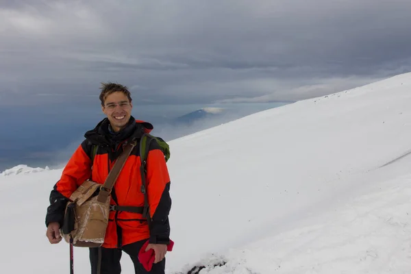 Ο άνθρωπος που φωτογραφήθηκε στην κορυφή βουνό Κιλιμάντζαρο. 5 ημερών — Φωτογραφία Αρχείου