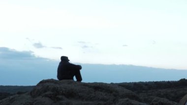 Adam dağlara mesafe içine arayan yalnız