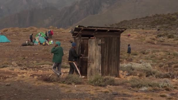 2014 02 Kilimanjaro, Tanzânia: O homem entrou no banheiro de madeira — Vídeo de Stock