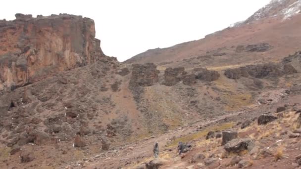 Pista em Kilimanjaro no Machame Route Whiskey. 3 dias — Vídeo de Stock