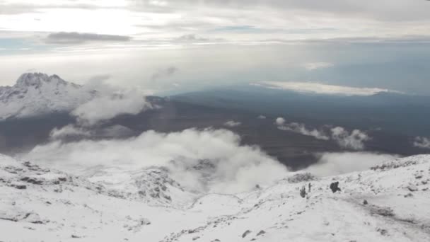 Спуск с вершины Килиманджаро — стоковое видео