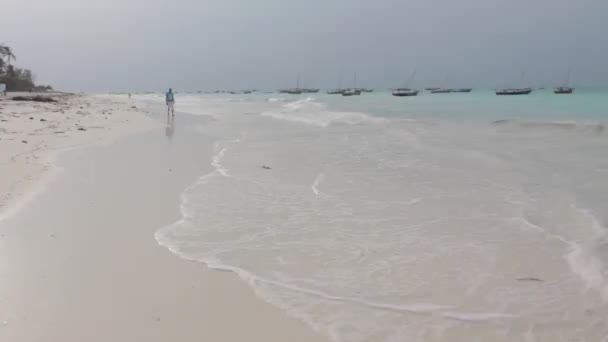 Bateaux sur la plage de sable blanc Nungwi, Zanzibar — Video