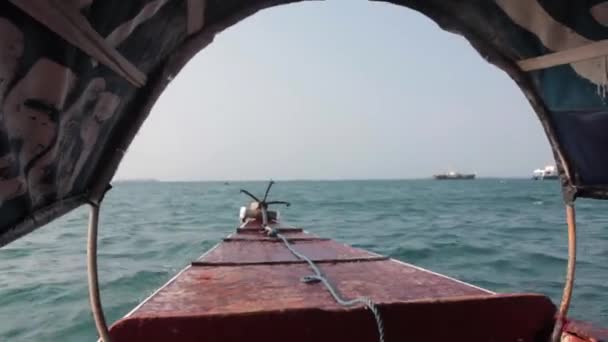 Viaje en un barco motorizado. Vista interior — Vídeo de stock