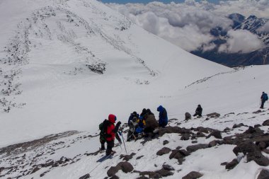 2014 Elbruz Dağı, Rusya: bir özürlü ile zirveye tırmanış.