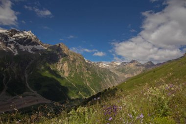 Elbrus bölgesi dağlarında yürüyüş