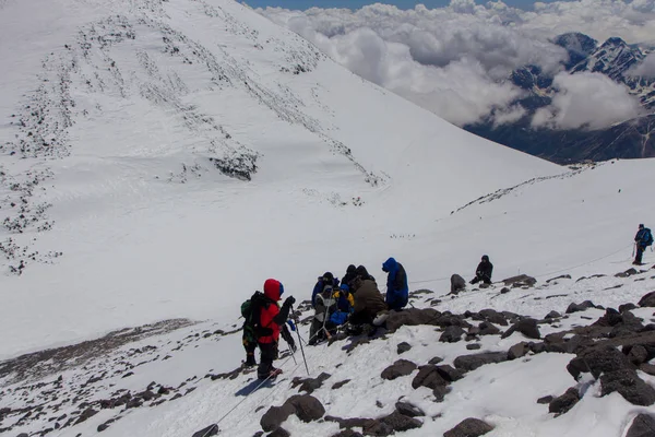 2014 Monte Elbrus, Russia: salire in cima con un disabile . — Foto Stock