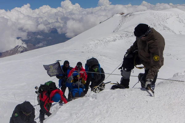 2014 07 Mount Elbrus, Russia: Single man climbres Mount Elbrus — стоковое фото