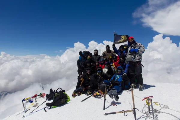 2014 07 Elbrusz, Oroszország: egyetlen ember mászik Elbrusz — Stock Fotó