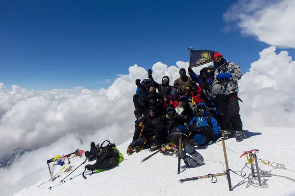 2014 07 Mount Elbrus, Russia: Single man climbres Mount Elbrus — стоковое фото
