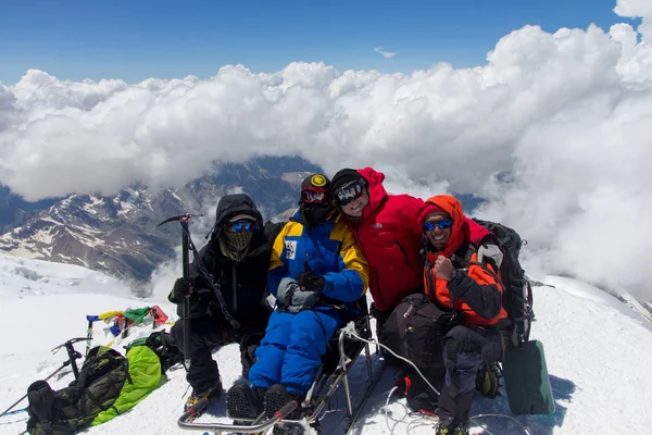2014 07 Monte Elbrus, Russia: L'uomo solo sale sul Monte Elbrus — Foto Stock