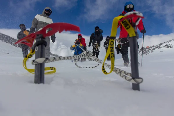 2014 07 Elbruz Dağı, Rusya: tek adam tırmanıyor Elbruz Dağı — Stok fotoğraf