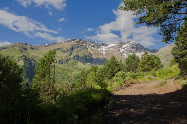 Promenader i bergen i regionen Elbrus — Stockfoto