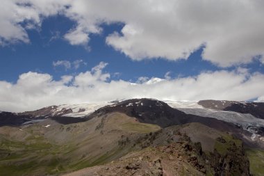 Elbrus bölgesi dağlarında yürüyüş