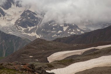 Elbrus bölgesi dağlarında yürüyüş