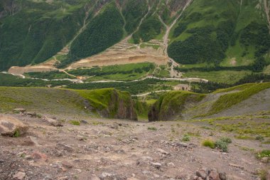 Elbrus bölgesi dağlarında yürüyüş