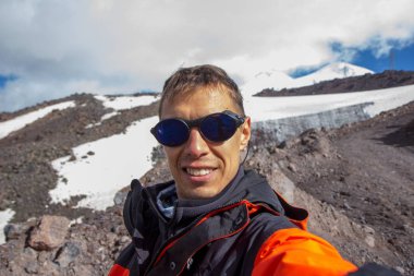 Bir adam selfie bir dağ çerçevede Elbrus bölgede yapar.