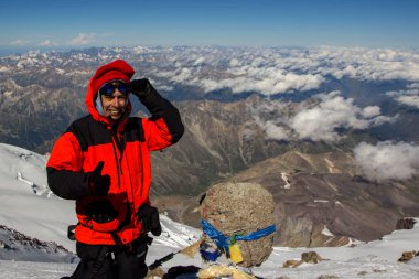 Bir adam bir selfie üstüne Elbruz Dağı dağ hastalık bir durumda yapar.