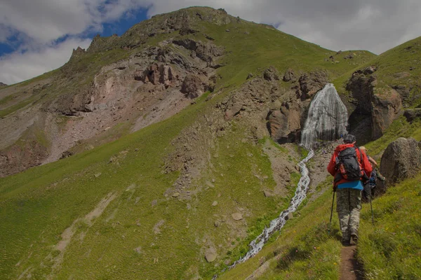 Kız tırpan dağlarda Elbrus bölgesi şelale — Stok fotoğraf