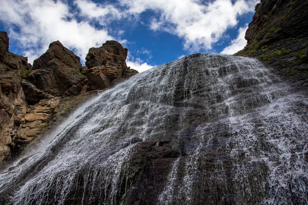 Vodopád dívka kosy na horách regionu Elbrus — Stock fotografie