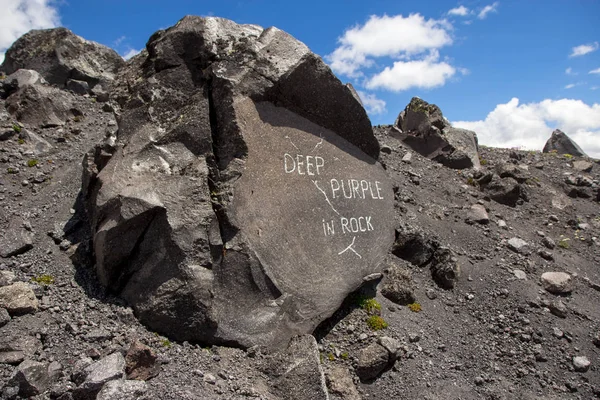 Morado Profundo en roca de las montañas de la región de Elbrus —  Fotos de Stock