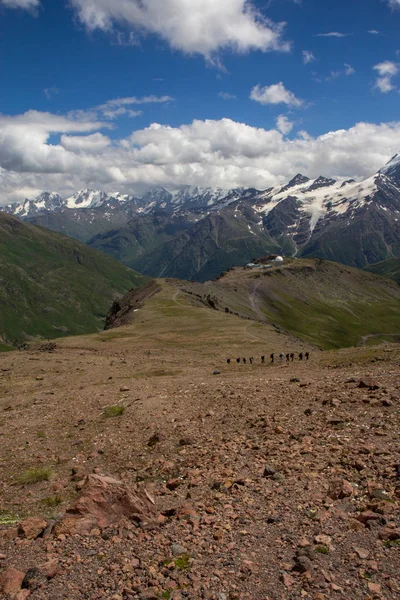 Promenader i bergen i regionen Elbrus — Stockfoto