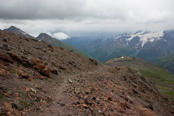 Elbrus bölgesi dağlarında yürüyüş — Stok fotoğraf