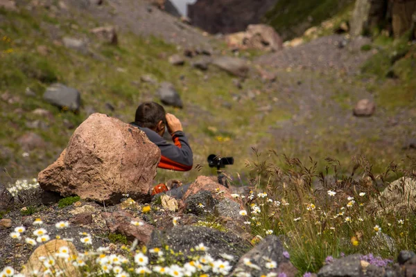 Člověk dělá selfie na pozadí hory v regionu Elbrus — Stock fotografie