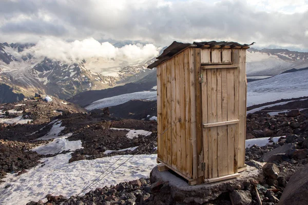 Toilettes au bord d'une falaise — Photo