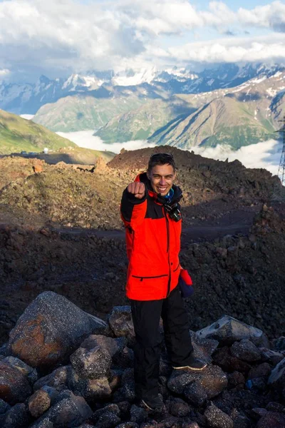 A man makes selfie against the background of a mountain in the region of Elbrus — Stock Photo, Image