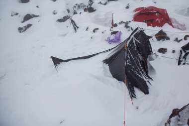 Kampın Elbruz Dağı üzerinde karla kaplıydı