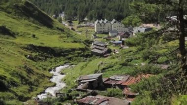 Elbrus bölgesi dağlarında yürüyüş