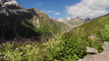 Elbrus bölgesi dağlarında yürüyüş